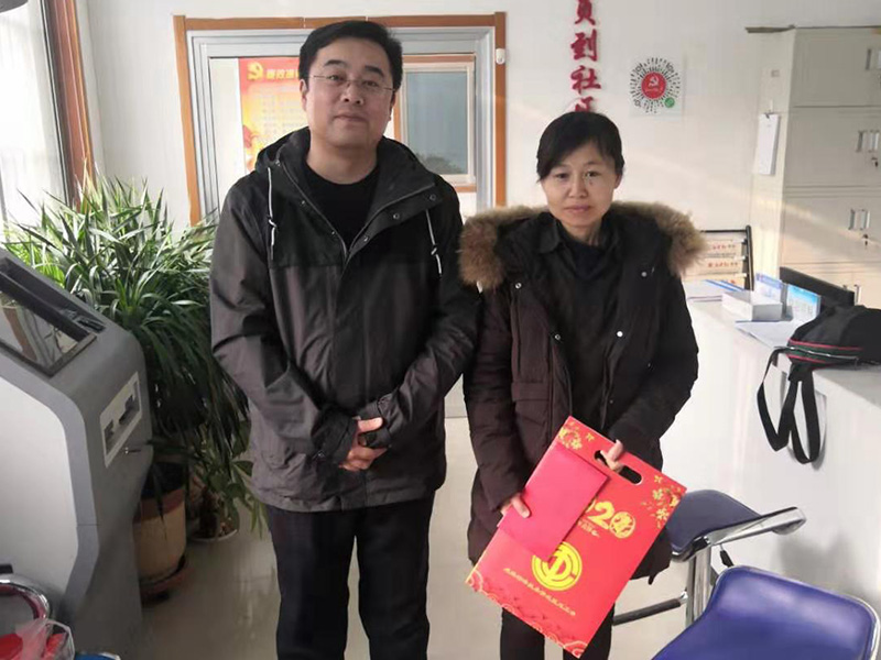 公司領(lǐng)導(dǎo)走訪、慰問社區(qū)困難家庭